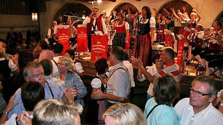 Singen, tanzen, schöppeln: Beim Escherndorfer Weinherbst ist beste Partystimmung garantiert, wie am vergangenen Samstag mit der "Allgäuer Band".