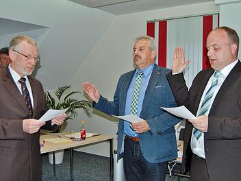 Bürgermeister Waldemar Bug (ödp; von links) nimmt dem neu gewählten Dritten Bürgermeister Egon Keßler (CWG Oehrberg) und dem Zweiten Bürgermeister Daniel Wehner (CWG Gefäll) den Amtseid ab. Fotos: Sigismund von Dobschütz
