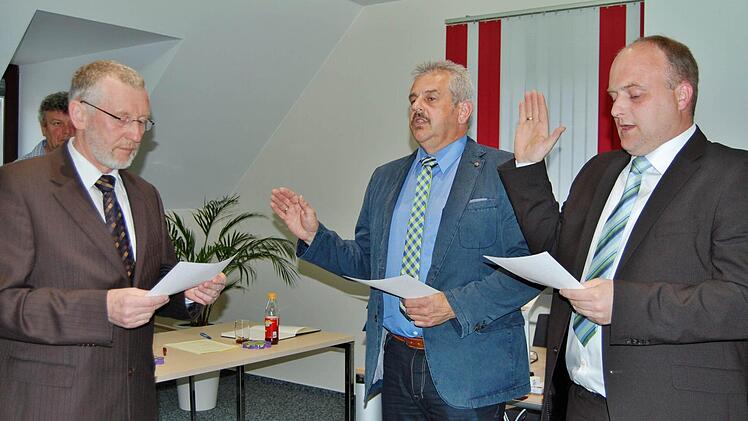Bürgermeister Waldemar Bug (ödp; von links) nimmt dem neu gewählten Dritten Bürgermeister Egon Keßler (CWG Oehrberg) und dem Zweiten Bürgermeister Daniel Wehner (CWG Gefäll) den Amtseid ab. Fotos: Sigismund von Dobschütz