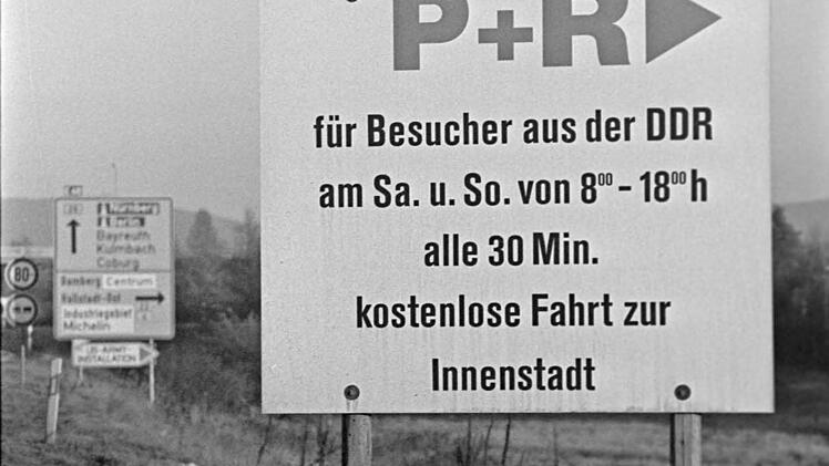 Ein Hinweis für Besucher aus der DDR, die sich bald in proppenvollen Bussen drängten. Foto: /Stadtarchiv