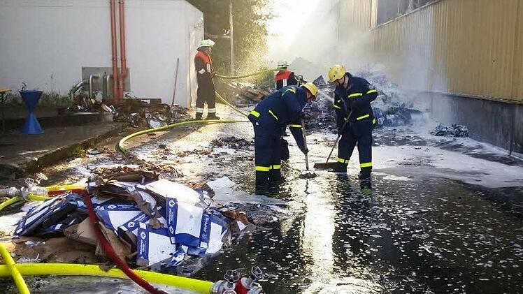 Eindrücke von den abendlichen Löscharbeiten am DienstagFoto: THW