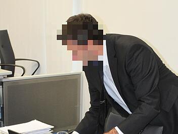 Das Foto zeigt Heinz W. an einem früheren Verhandlungstag im Bamberger Landgericht, als er sich noch schmerzfrei bewegen konnte. Foto: Peter Groscurth