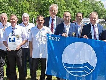 Der Motorbootclub Obertheres erhielt erneut die Blaue Flagge. Unser Bild zeigt (von links) den Platzwart Ludwig Witt, den Schatzmeister Jürgen Feiner, den Zweiten Vorsitzenden Berthold Ott, den Hafenmeister Michael Appel, den Zweiten Hafenmeister Erich Kleedörfer, den Jugendwart Andreas Rumpel, Heinrich Schoppmann (Wasserstraßen- und Schifffahrtsamt Schweinfurt), den Vorsitzenden Bernd Schaufuß, Robert Lorenz von der Deutschen Gesellschaft für Umwelterziehung, Bürgermeister Matthias Schneider...