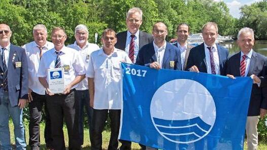Der Motorbootclub Obertheres erhielt erneut die Blaue Flagge. Unser Bild zeigt (von links) den Platzwart Ludwig Witt, den Schatzmeister Jürgen Feiner, den Zweiten Vorsitzenden Berthold Ott, den Hafenmeister Michael Appel, den Zweiten Hafenmeister Erich Kleedörfer, den Jugendwart Andreas Rumpel, Heinrich Schoppmann (Wasserstraßen- und Schifffahrtsamt Schweinfurt), den Vorsitzenden Bernd Schaufuß, Robert Lorenz von der Deutschen Gesellschaft für Umwelterziehung, Bürgermeister Matthias Schneider...