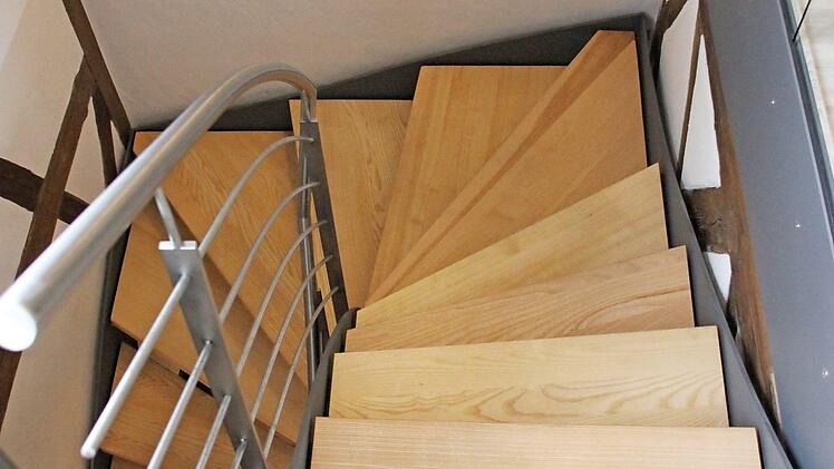 Eine Treppe als modernes Element? Kein Problem, fügt sich gut ein in das alte Fachwerk.