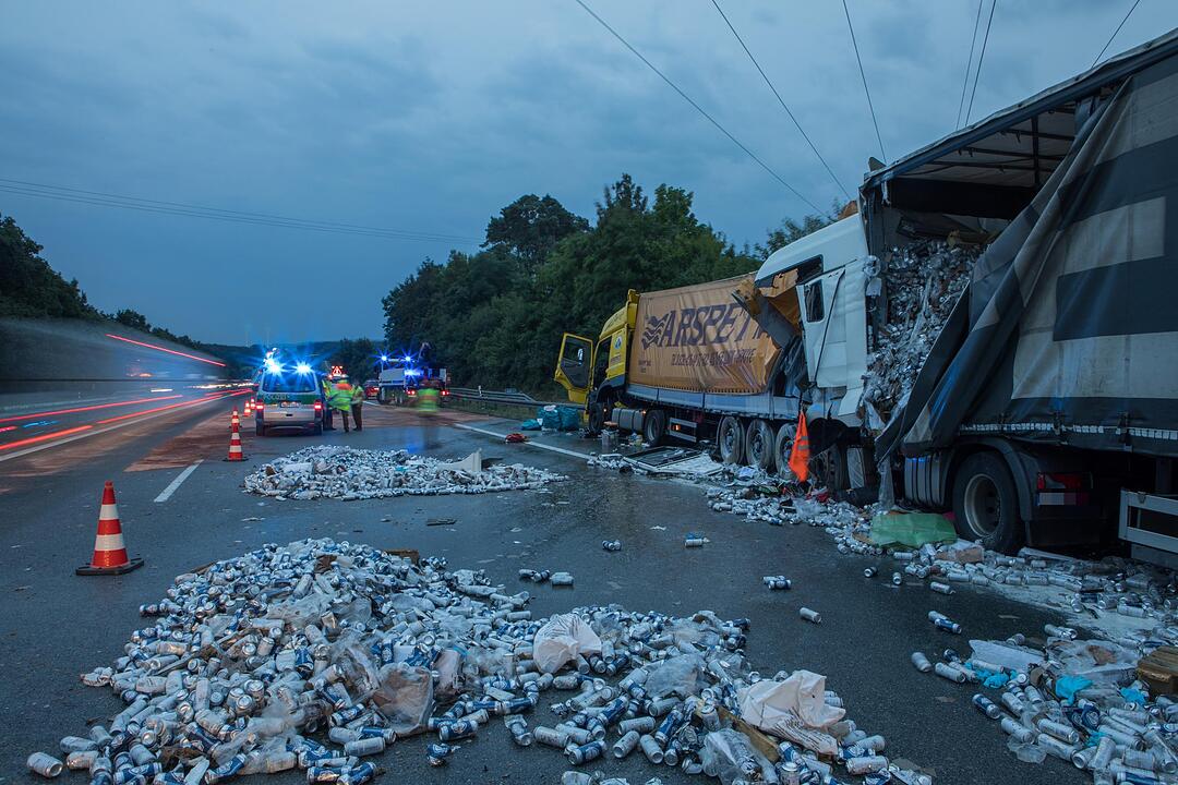 Auffahrunfall auf der A9 bei Allersberg: Lkws krachen ineinander – Bergungsarbeiten laufen