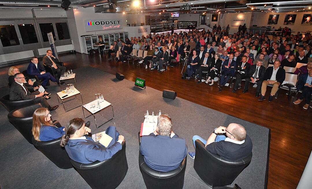 Podiumsdiskussion zur Bundestagswahl in der Brose Arena in Bamberg