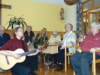 Musikwissenschaftlerin Kerstin Jaunich musiziert mit den Bewohnern des Alten- und Pflegeheims St. Elisabeth in Neunkirchen.Petra Malbrich