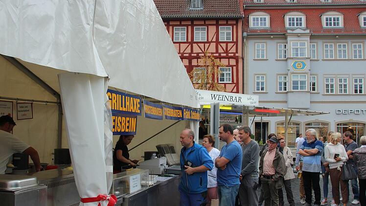 An den Zelten bildeten sich am Freitagmittag schnell lange Schlangen.Foto: Ulrike Nauer