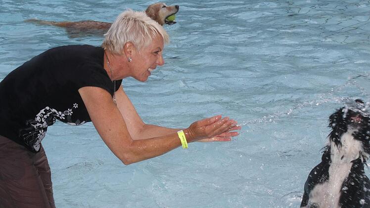 Wasserspiele: Liane Schmidt mit ihrem CharlyWolfgang Desombre