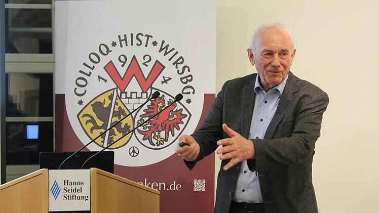 Heinz Gehring war von Amts wegen live dabei, als auf den Verkehrswegen zwischen DDR und BRD zur Grenzöffnung Unüberschaubarkeit herrschte. Das trug auch amüsante Züge, berichtete er in seinem Vortrag. Foto: Markus Häggberg