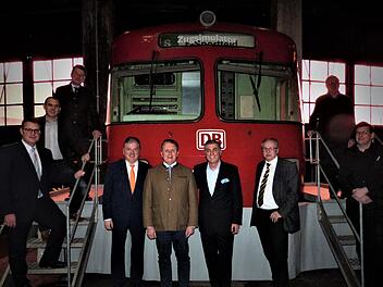 Bei den Eisenbahnfreunden herrscht große Freude über den neuen Zugsimulator, über den das DDM nun verfügt.   Werner Reißaus