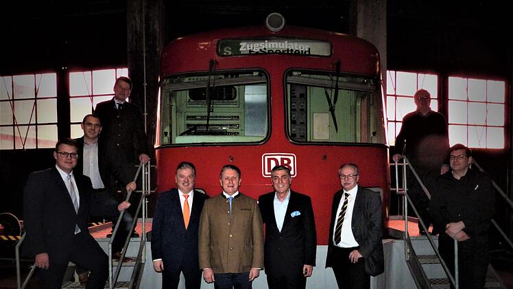 Bei den Eisenbahnfreunden herrscht große Freude über den neuen Zugsimulator, über den das DDM nun verfügt.   Werner Reißaus