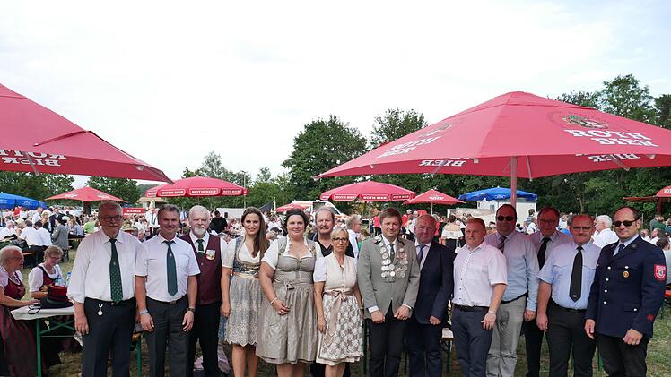 Zahlreiche Ehrengäste besuchten das Fest der drei Vereine. Darunter auch (v. l.): Ehrengauschützenmeister Dieter Koch, Bezirksschützenmeister Uli Schmitt (Hollstadt), Gauschützenmeister Norbert Mahr, Gauschützenkönigin Jennifer Beck, Schützenmeisterin Nadine Müller, SV-Ehrenvorsitzender Roland Beck, 2. Bürgermeisterin Judith Dekant, Schützenkönig Dominik Englert, Bürgermeister Egon Klöffel, VG-Vorsitzender Matthias Klement, SV-Vorsitzender Bernd Müller, Kreisbrandrat Benno Metz, Kreisbrandmei...
