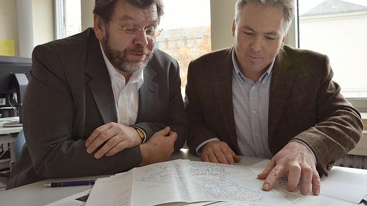 Stefan Thums und Christian Guschker von der Regierung von Unterfranken diskutieren über die Umsetzung der europäischen Wasserrahmenrichtlinie in der Region. Foto: Pat Christ