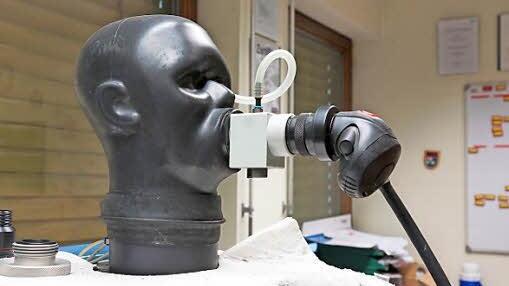 Der Kopf ist Teil des Prüfstands für Atemschutzgeräte.