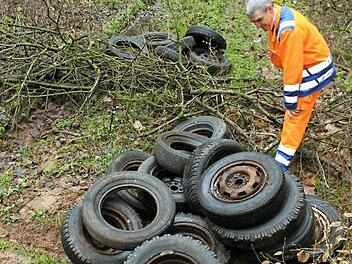 Eine Sauerei, die ordentlich bestraft gehört, findet auch der stellvertretende Hemhofener Bauhofleiter Siegfried Großkopf. Foto: Andreas Dorsch