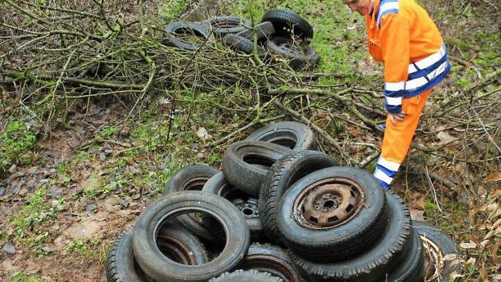 Eine Sauerei, die ordentlich bestraft gehört, findet auch der stellvertretende Hemhofener Bauhofleiter Siegfried Großkopf. Foto: Andreas Dorsch