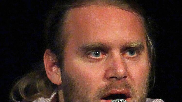 Tubist Andreas Martin Hofmeir stellte sich im "Schwarzen Bären" in Beiersdorf auch als Autor vor.Foto: Jochen Berger