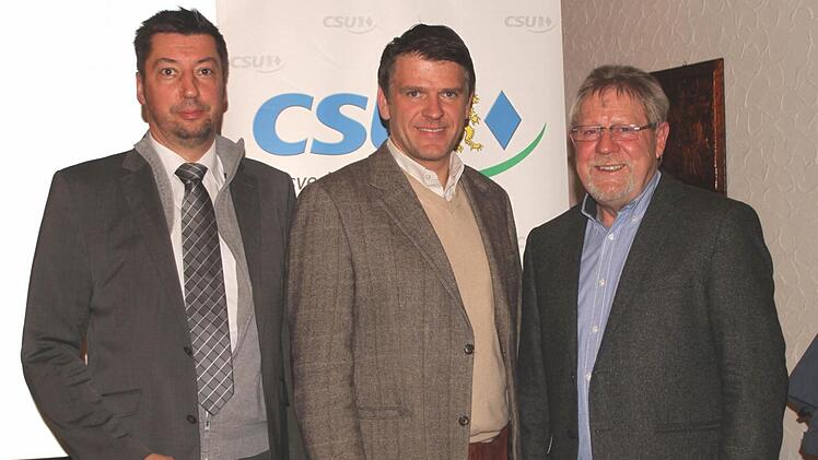 Die beiden CSU-Vorsitzenden Andreas Diehm (links) und Gerhard Zösch (rechts) dankten für den Fachvortrag dem Landtagsabgeordeneten Steffen Vogel. Er hatte über die "ärztliche Versorgung auf dem Lande" gesprochen. Foto: Günther Geiling
