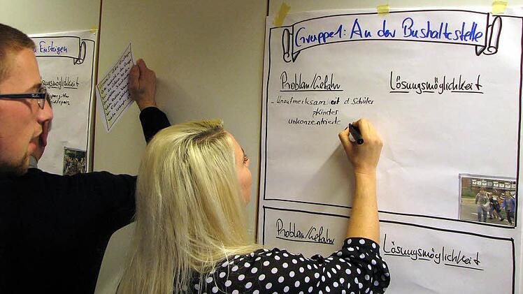 Die Bus fahrenden Frauen und Männer des Kreisomnibusbetriebs suchten in Kleingruppen nach Lösungsansätzen für die vielen Problemsituationen im Alltag. Foto: Karlheinz Franz