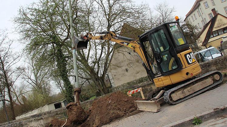 Bevor die Aischbrücke abgerissen wird, musste noch die Straßenbeleuchtung entfernt werden.