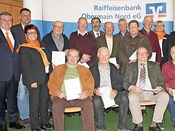 Treue Mitglieder ehrte die Raiffeisenbank Obermain Nord. Unser Bild zeigt die Jubilare zusammen mit den Vertretern des Kreditinstitutes und den Bürgermeistern.
