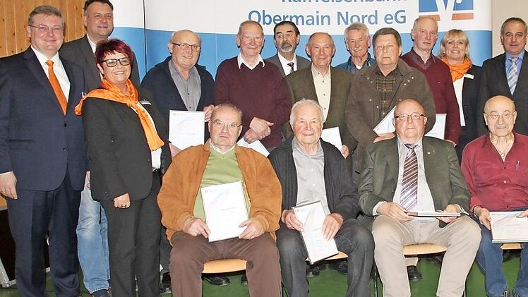 Treue Mitglieder ehrte die Raiffeisenbank Obermain Nord. Unser Bild zeigt die Jubilare zusammen mit den Vertretern des Kreditinstitutes und den Bürgermeistern.
