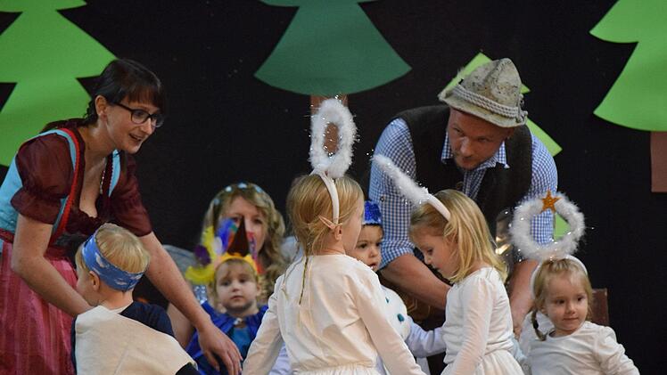 Durch die tanzenden und singenden Sternlein haben Hänsel und Gretel des Nachts keine Angst mehr. Foto: Daniela Pondelicek