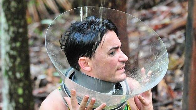 Mit einer nach Fisch und Urin stinkenden Dschungelbrühe gefüllt: Mit der ekligen Halskrause gewinnt der Franke Matthias Mangiapane zusammen mit Jenny Frankenhauser Schokolade für's Camp. Foto: MG RTL D