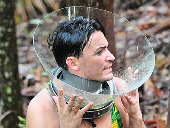 Mit einer nach Fisch und Urin stinkenden Dschungelbrühe gefüllt: Mit der ekligen Halskrause gewinnt der Franke Matthias Mangiapane zusammen mit Jenny Frankenhauser Schokolade für's Camp. Foto: MG RTL D