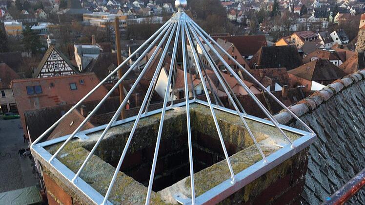 Die Pyramide mit Kugel