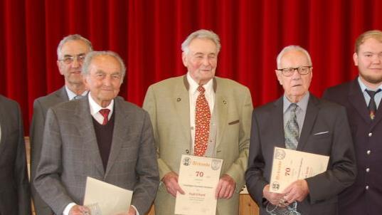 Landrat Thomas Habermann und Bürgermeister Kurt Back gratulierten Anton Erhard, Rudi Mangold und Oskar Seith zu 70 Jahren Mitgliedschaft ebenso wie der 2. Kommandant Julian Reichert und 1. Kommandant Lukas Then. Foto: Manfred Mellenthin
