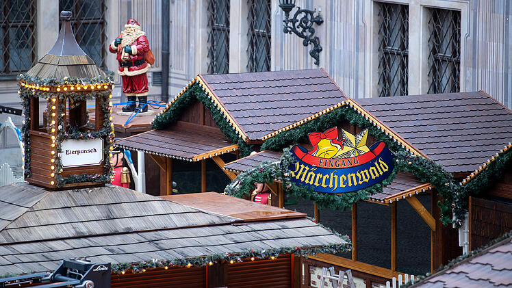 Aufbau Weihnachtsmarkt München