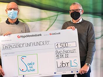 Dr. Jürgen Balles, Geschäftsführender Direktor des Labors L&S (links), überreicht einen Scheck in Höhe von 1500 Euro an Andreas Hagedorn, dem Schulleiter der Saaletal-Schule. Foto: Ina Betz