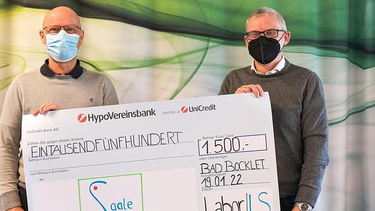 Dr. Jürgen Balles, Geschäftsführender Direktor des Labors L&S (links), überreicht einen Scheck in Höhe von 1500 Euro an Andreas Hagedorn, dem Schulleiter der Saaletal-Schule. Foto: Ina Betz