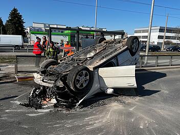 Nürnberg: Fahrer verreist Lenkrad - Auto kracht in gläserne Bushaltestelle und überschlägt sich