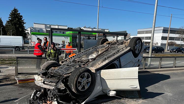 Nürnberg: PKW prallt gegen Bushaltestelle und überschlägt sich