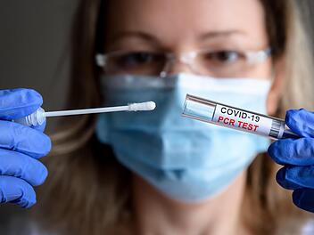 Um die Vergütung von PCR-Tests gibt es offenbar Streit.