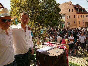 Michael Bauer  und Tobias Schleelein stehen bei der Kirchweihpredigt im Mittelpunkt - zumindest bis zu deren Start. Dann nämlich rücken an diese Stelle ganz schnell einige andere Bürger... Fotos: Alfred Molitor