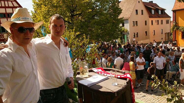Michael Bauer  und Tobias Schleelein stehen bei der Kirchweihpredigt im Mittelpunkt - zumindest bis zu deren Start. Dann nämlich rücken an diese Stelle ganz schnell einige andere Bürger... Fotos: Alfred Molitor