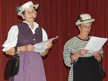 Die schicken Damen aus Frankenbrunn Lotte und Gudrun traten beim Heimatabend des Kreisverbandes der Gartenbauvereine in der Mehrzweckhalle Oberthulba auf. Fotos: Günther Straub