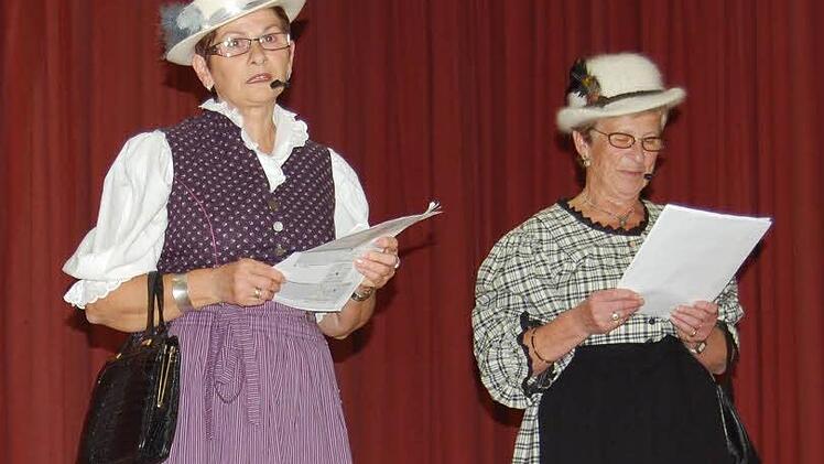 Die schicken Damen aus Frankenbrunn Lotte und Gudrun traten beim Heimatabend des Kreisverbandes der Gartenbauvereine in der Mehrzweckhalle Oberthulba auf. Fotos: Günther Straub