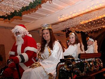 Das Christkind kommt mit dem Weihnachtsmann und den Engeln auf einer Kutsche herangefahren. Fotos: Johanna Blum