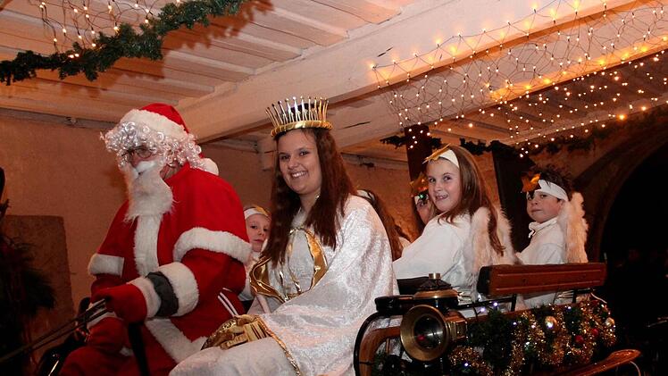 Das Christkind kommt mit dem Weihnachtsmann und den Engeln auf einer Kutsche herangefahren. Fotos: Johanna Blum