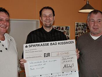 Claus Poppe (links), Leiter der Bad Kissinger Wärmestube", nimmt die 2014-Euro-Spende von den Spendensammlern Jens Nöhrbaß (Mitte) und Reinhard Weigand entgegen. Foto: Sigismund von Dobschütz
