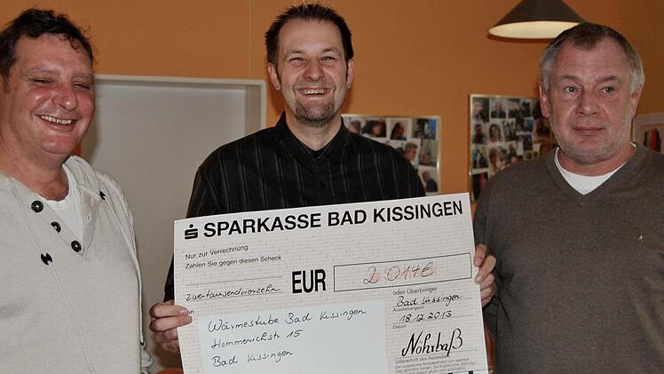 Claus Poppe (links), Leiter der Bad Kissinger Wärmestube", nimmt die 2014-Euro-Spende von den Spendensammlern Jens Nöhrbaß (Mitte) und Reinhard Weigand entgegen. Foto: Sigismund von Dobschütz