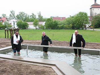 Kneippen bei Regen: Bürgermeister Georg Zipfel, Zweiter Bürgermeister Fritz Stütz und der künftige Schlüsselfelder Bürgermeister Johannes Krapp (von links) Foto: Evi Seeger