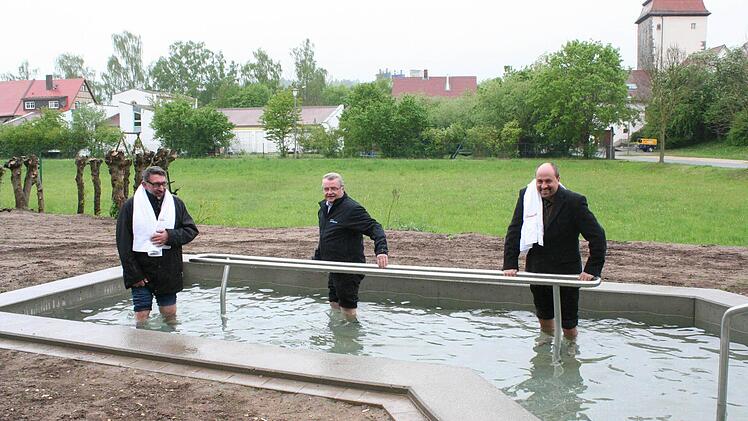 Kneippen bei Regen: Bürgermeister Georg Zipfel, Zweiter Bürgermeister Fritz Stütz und der künftige Schlüsselfelder Bürgermeister Johannes Krapp (von links) Foto: Evi Seeger