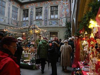 Schauen, herumspazieren, etwas kaufen - und vielleicht einen Abstecher in Kapelle des Heimes machen, um einmal innezuhalten. Die Besucher konnten es sich aussuchen. Fotos: Barbara Herbst